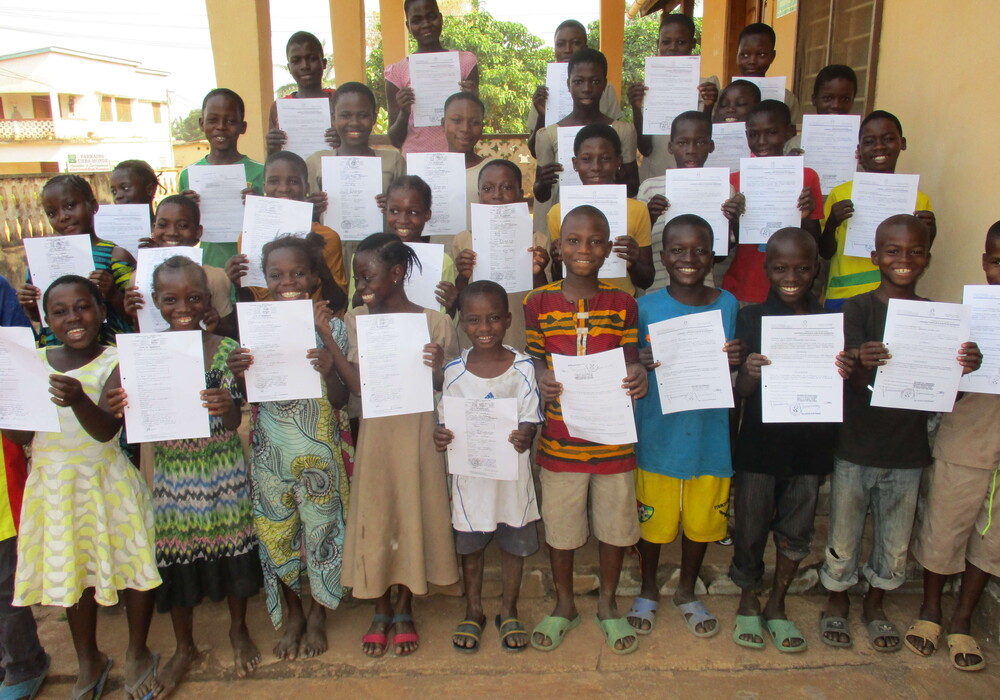 Les enfants avec leurs certificats